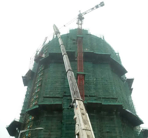 乡宁吊车在工地上作业